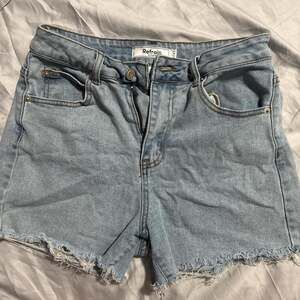 Refrain LA Light Wash High-Rise Denim Shorts with Raw Hem - Size 5/27